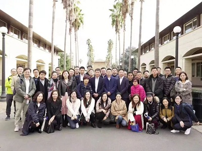 同学们与崔教授合影