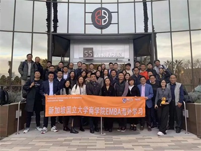 与ZOOM创始人袁征合影